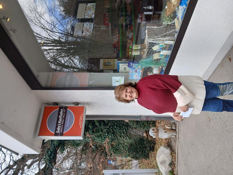 Gaby Höpfl-Schlüter vor ihrem Kaufladen